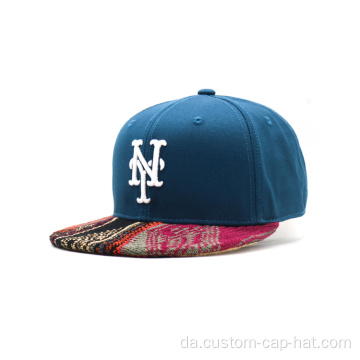 To tone monteret tilbage lukkede snapback hatte